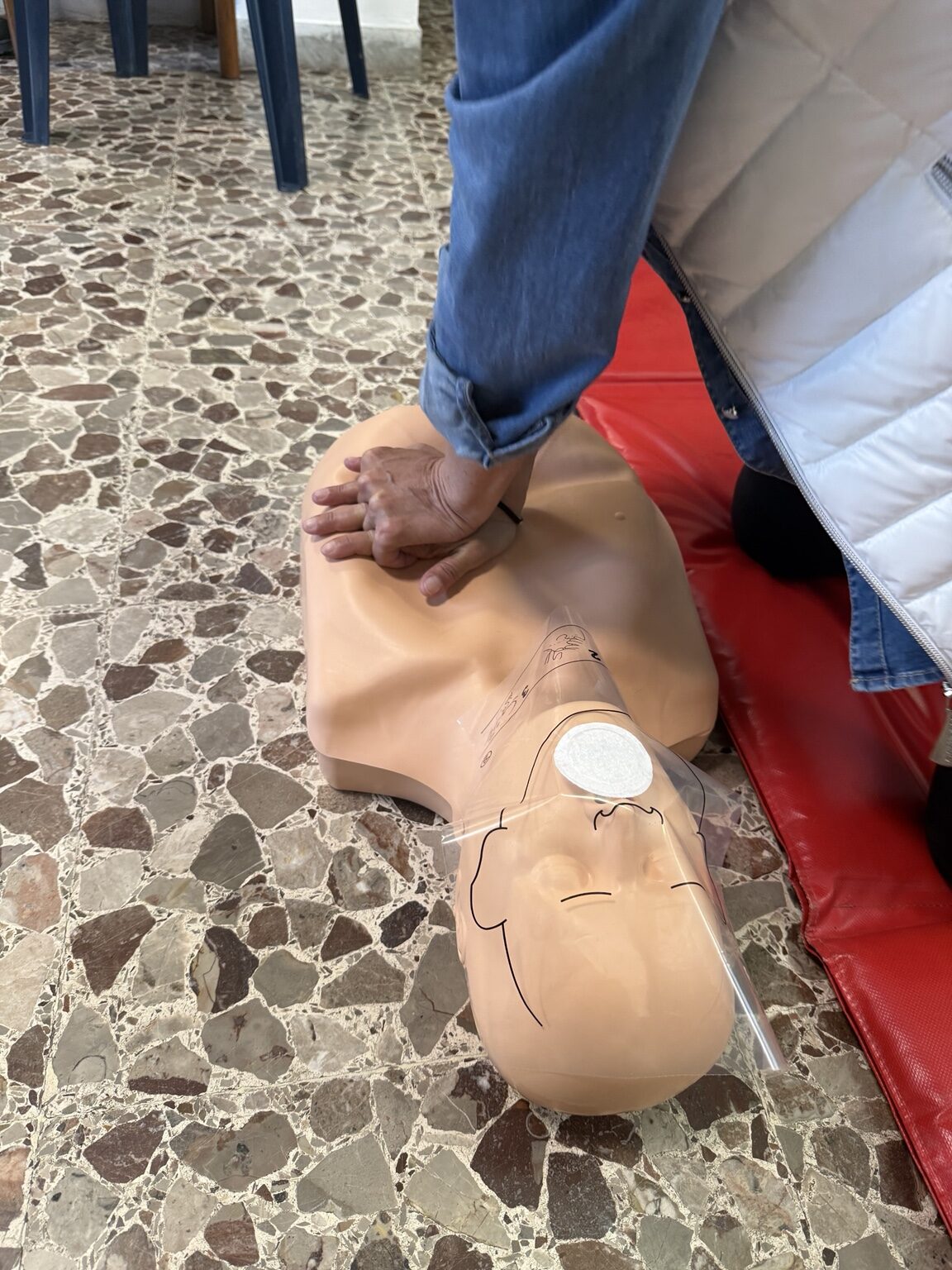 Partecipante durante le compressioni toraciche su manichino al corso BLSD di Civitavecchia