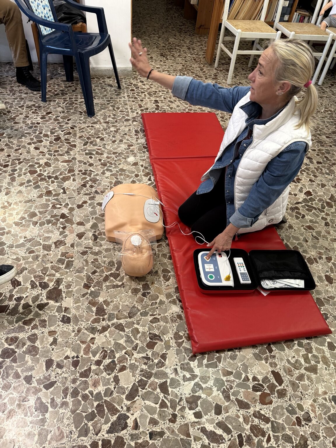 Esercitazione con defibrillatore didattico durante il corso BLSD