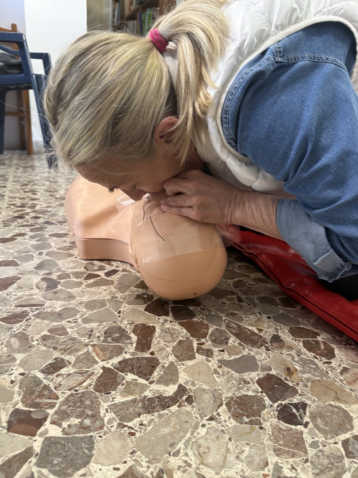 Partecipante durante la ventilazione su manichino al corso BLSD